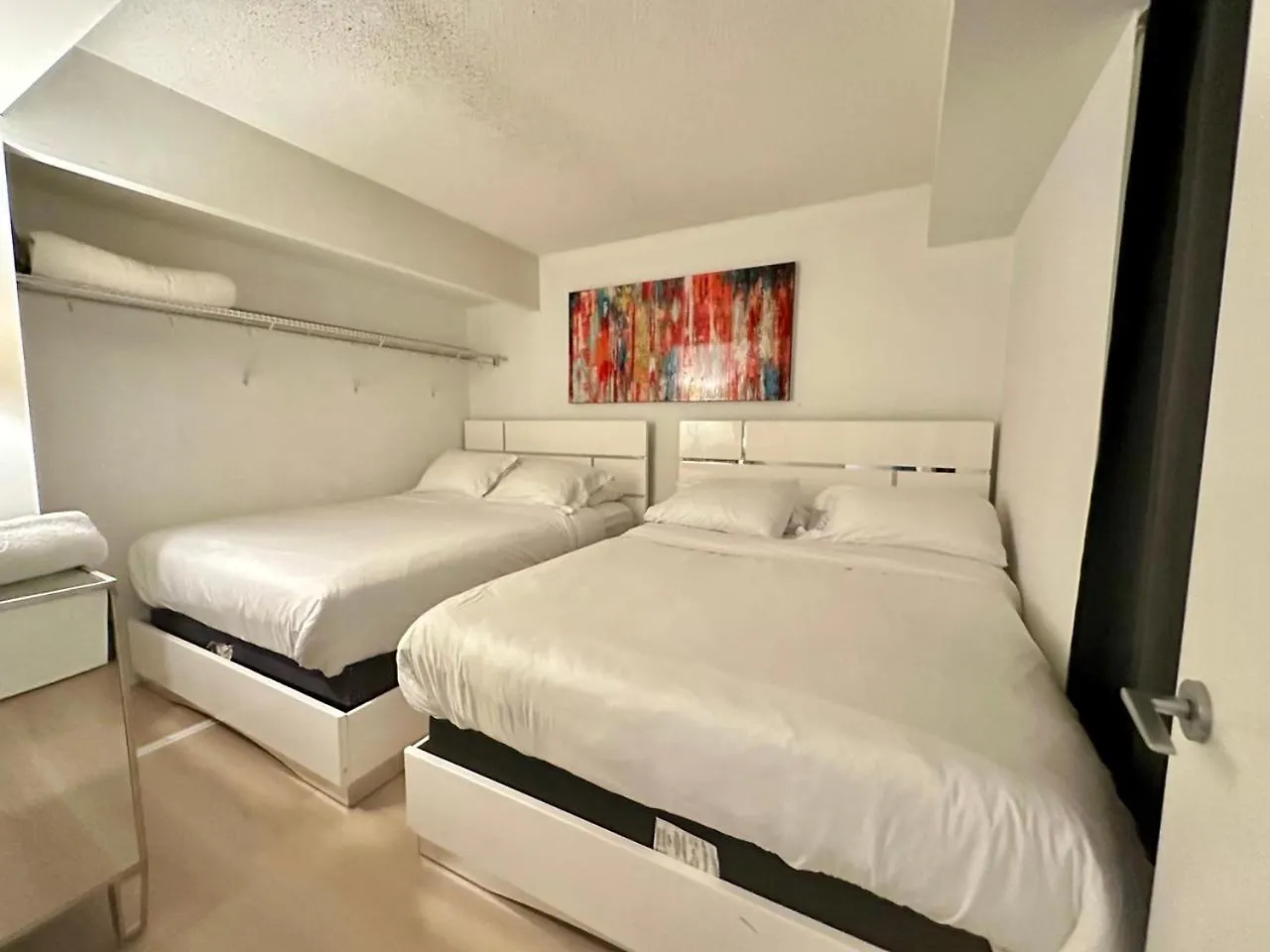 Lakeview 2Bdrms 2Baths With 3 Real Beds And Parking Toronto Apartment