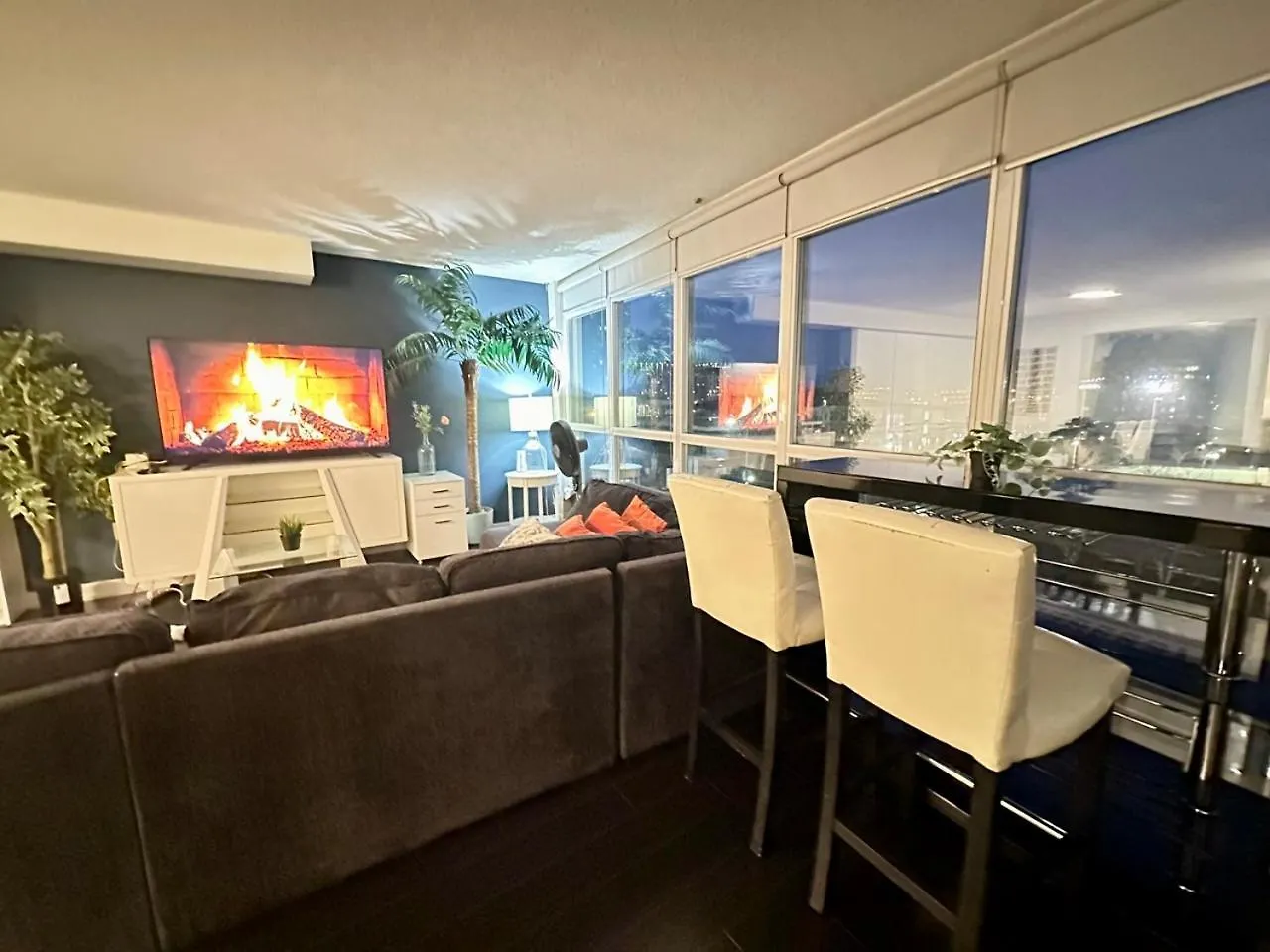 Lakeview 2Bdrms 2Baths With 3 Real Beds And Parking Toronto Canada