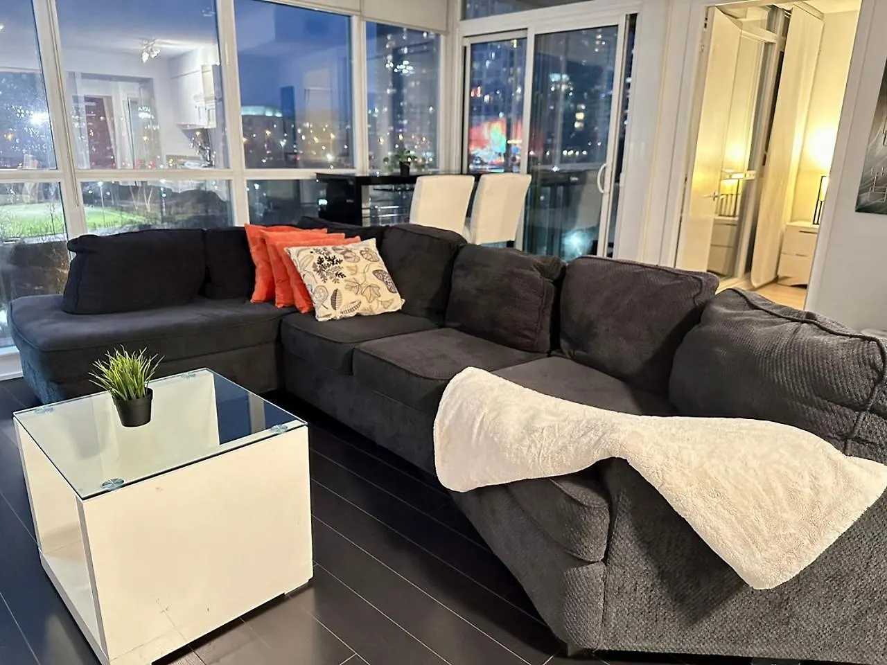 Lakeview 2Bdrms 2Baths With 3 Real Beds And Parking Toronto Apartment