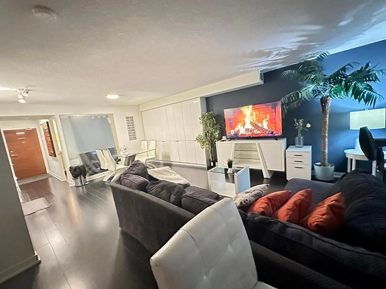 Lakeview 2Bdrms 2Baths With 3 Real Beds And Parking location
