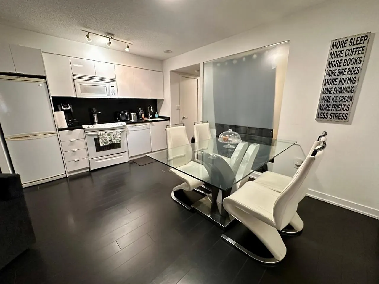 Lakeview 2Bdrms 2Baths With 3 Real Beds And Parking Toronto