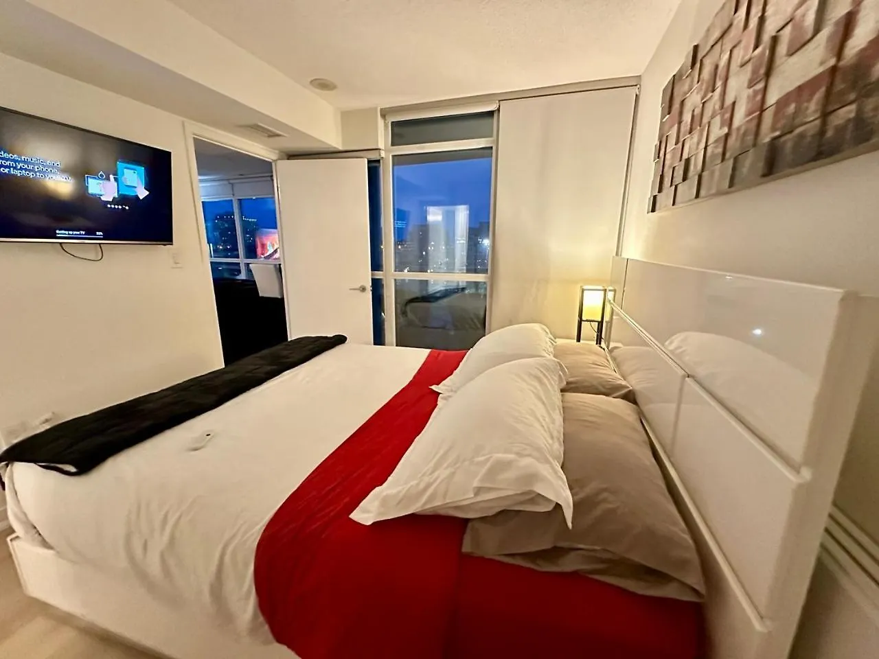 Lakeview 2Bdrms 2Baths With 3 Real Beds And Parking Toronto Canada